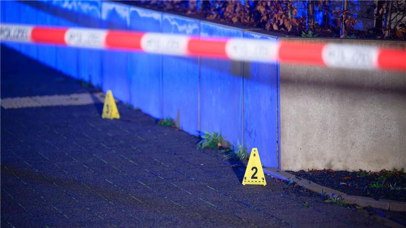 Zwei Männer in Köln angeschossen und schwer verletzt Beamte sicherten bis spät in die Nacht Spuren.