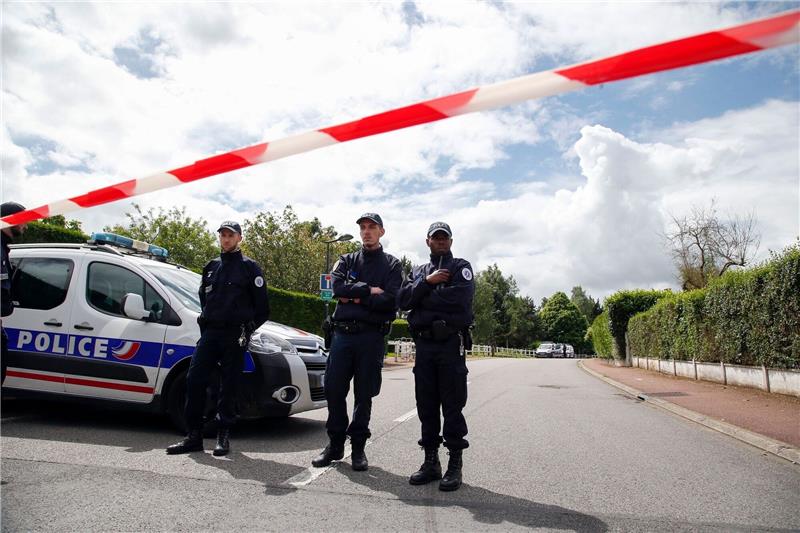 Terrortaten in Paris - möglicher Komplize vor Gericht Beamte stehen 2016 am Tatort in Magnanville bei Paris.