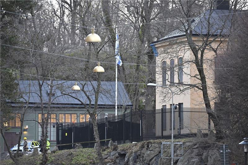Stockholm: Terrorermittlung nach Fund vor Israels Botschaft Beamte stehen in der Nähe der israelischen Botschaft. Hier wurde ein gefährlicher Gegenstand gefunden.
