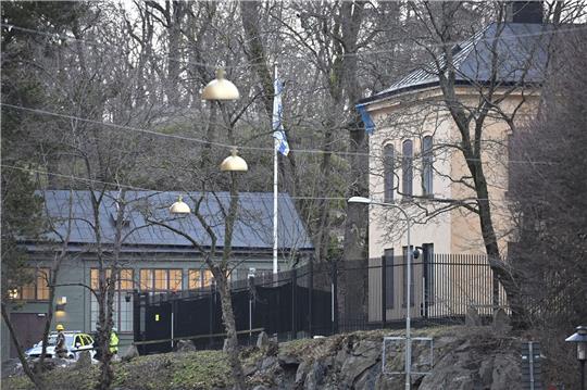 Beamte stehen in der Nähe der israelischen Botschaft. Hier wurde ein gefährlicher Gegenstand gefunden.