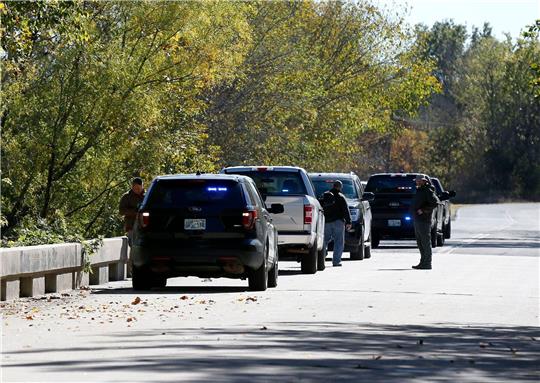 Beamte untersuchen eine Brücke in der Nähe des Deep Fork River im US-Bundesstaat Oklahoma. Dort wurden  zerstückelte Leichen von vier vermissten Männern gefunden.