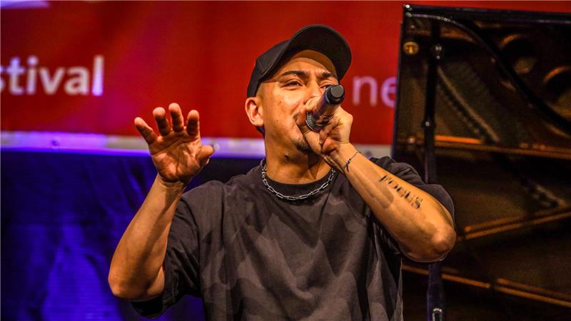 Beatbox-Profi Robeat braucht nur seine Stimme und ein Mikrofon, um dem Publikum einzuheizen.