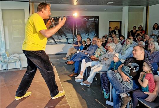 Beatboxer Pete the Beat zeigt, welche Geräusche er mit dem Mund machen kann und beeindruckt so das Publikum. Fotos: Knoke