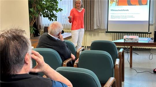 Beate Engel referiert im kleinen Sitzungssaal des Rathauses über die Nutzung umweltfreundlicher Energie für die Heizung.