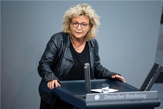 Beate Müller-Gemmeke (Bündnis 90/Die Grünen) spricht in der Plenarsitzung im Deutschen Bundestag.