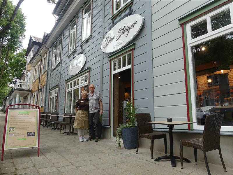 Beate und Peter Moock vor ihrem neuen Café „Der Steiger“ in der Goslarschen Straße in Zellerfeld.  Fotos: Römhild