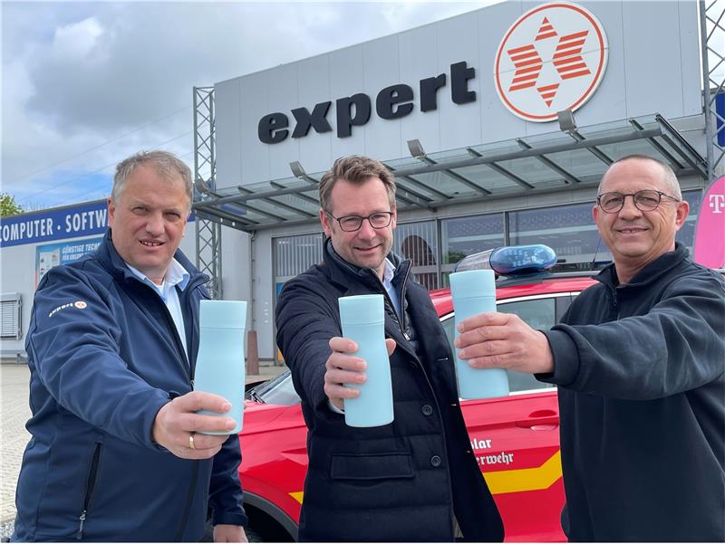 Becher mit Symbolkraft: (v.l.) Jürgen Breiler, Philipp Krause und Christian Hellmeier halten Thermosbehälter, die alle Feuerwehrleute der Stadt bekommen. Die Becher und weitere Spenden sind Anerkennung für den letzten Hochwassereinsatz.  Foto: Kleine