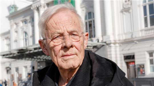 Becker feierte sowohl auf der Bühne als auch im Film und im Fernsehen Erfolge.