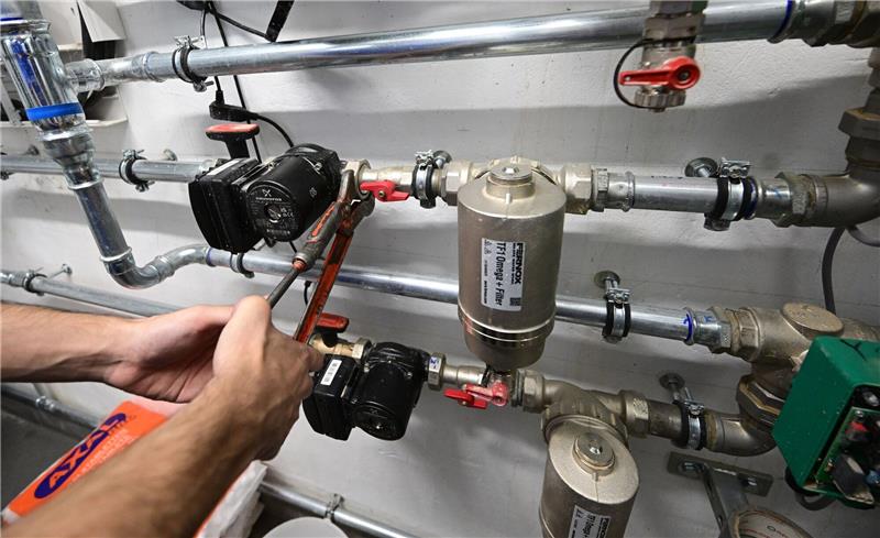 Verbandsumfrage: Handwerk droht Rezession Bedingt durch die rückläufige Nachfrage nach handwerklichen Erzeugnissen oder Dienstleistungen erwäge beinahe jeder vierte Betrieb die Schließung von Betriebsstätten oder die Aufgabe einzelner Geschäftsfelder.