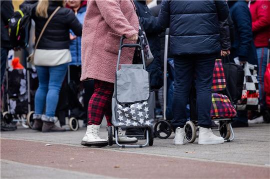 Bedürftige Menschen warten vor der Lebensmittelausgabe der Tafel in Oberhausen.