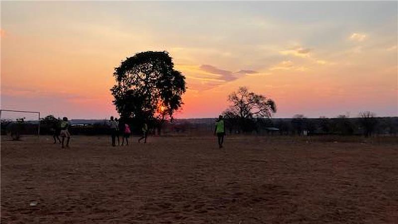 Amalia Saupe (19) aus Goslar trainiert ein Mädchenteam in Afrika In Mukuni geht die Sonne unter.