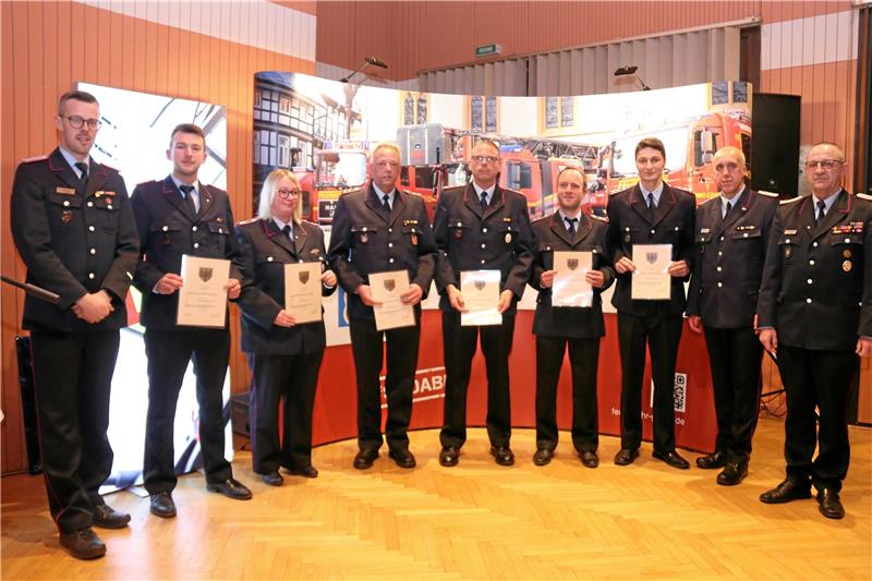 Befördert zum 1. Haupteuerwehrmann oder zur 1. Hauptfeuerwehrfrau: Niklas Röneke (v.l.), Sina Bravin, Jörg Reichardt, Horst Irmer, Michel Langlotz und Lukas Mann.