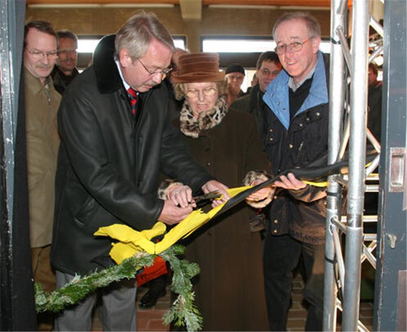 Hahnenklee rettet sich 2006 aus eigener Kraft und mit Goslarer Hilfe Mehrere Personen in Winterkleidung schneiden ein schwarzgelbes Band bei einer Eröffnungsfeier durch