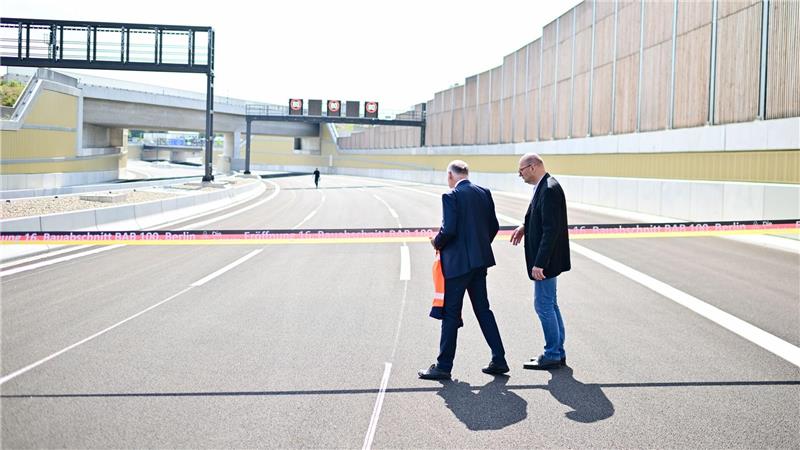 Umstrittenes Teilstück der A100 in Berlin eröffnet Befürworter sehen in der Verlängerung eine wichtige Verkehrsanbindung für den Osten Berlins.