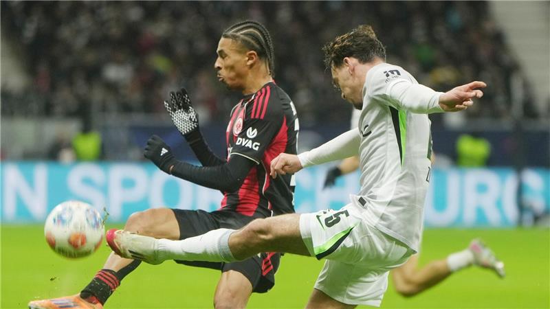 Begegneten sich lange auf Augenhöhe: Eintracht Frankfurt um Jean-Mattéo Bahoya (l) und der VfL Wolfsburg um Aaron Zehnter (r).
