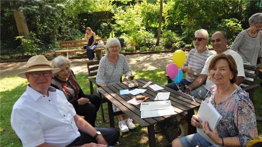 Begehrte Unterschriften: Sprecherin Judith Schmidt (r.) und ihre Helfer sammeln für die Sanierung des Taubenturms im Ulrichschen Garten.