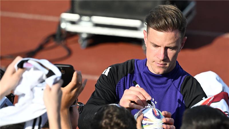 Barça-Gerüchte um ter Stegen nicht Nagelsmanns „Baustelle“ Begehrtes Autogramm: Marc André ter Stegen erfüllt Fan-Wünsche nach dem öffentlichen Training in Herzogenaurach.