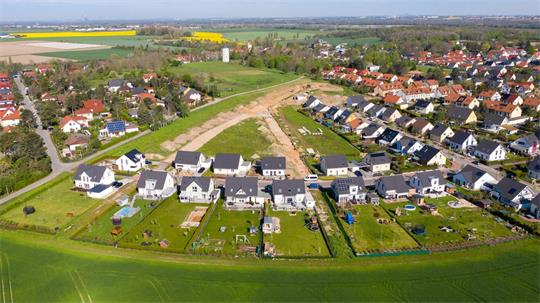 Begehrtes Eigenheim: Viele Senioren wohnen in der eigenen, zu groß gewordenen Immobilien, während Wohnraum knapp ist. (Archivbild)