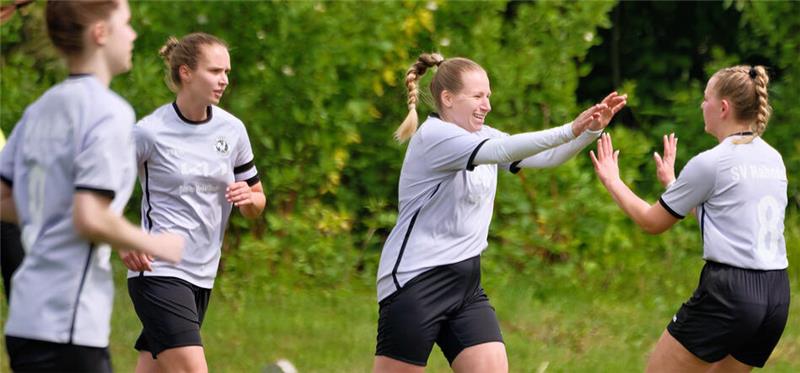 Begeistert: Die Fußballerinnen des SV Hahndorf erhalten in der Saison 25/26 doch noch einen Platz in der Bezirksliga Nord/Mitte. Foto: Drechsler