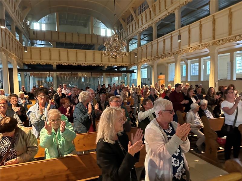 Begeistert applaudieren die Besucherinnen und Besucher den Musikern des niedersächsischen Polizeiorchesters.  Foto: Eggers