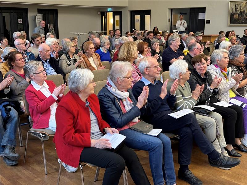 Clausthal-Zellerfeld: Uni-Chor besingt ganz Niedersachsen Begeistert applaudieren die mehr als 120 Zuhörerinnen und Zuhörer dem Unichor.