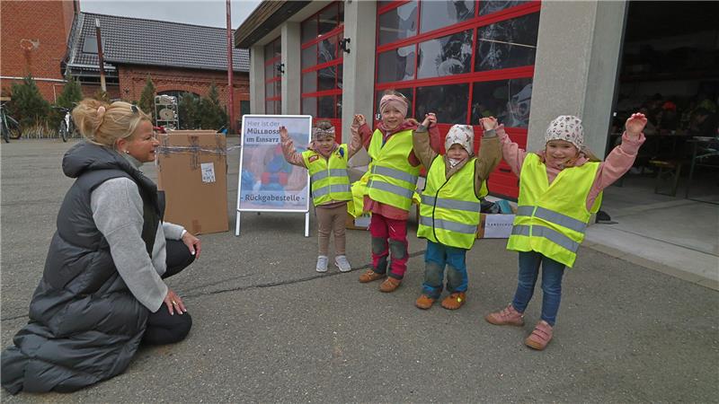 Begeistert dabei: Oberbürgermeisterin Urte Schwerdtner mit den Mini-Müllsammlern Ella Kühne, Marie Bremer, Niklas Bremer und Greta Pilz (v.l.).