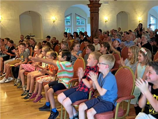 Begeistert verfolgen die jungen Lesekaiserinnen und Lesekaiser das Programm, das die Verantwortlichen der Stadtbücherei im Bündheimer Schloss zusammengestellt haben. Fotos: Eggers