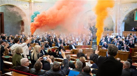 Begleitet von Rauchbomben, die Abgeordnete der Oppositionspartei Momentum im Plenarsaal entfachten, hat Ungarns Parlament ein Verbot der alljährlichen Pride-Paraden beschlossen, bei denen Menschen für die Rechte nicht heterosexueller Lebensformen demonstrieren.