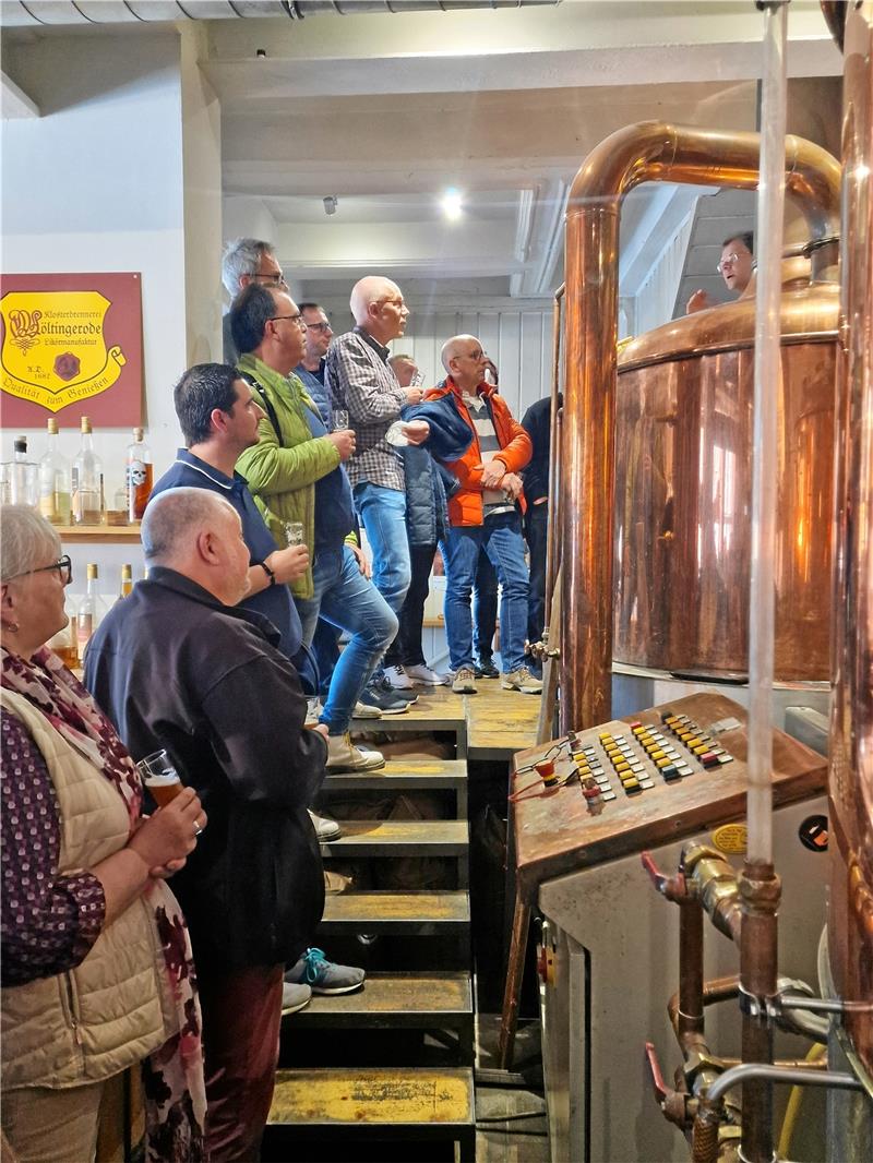 „Ein schönes, erfrischendes Sommerbier“ Begleitet von drei kleinen Gläsern der Hausbiere führt Braumeister Odin Paul die Abonnenten der GZ durch das Brauhaus und erklärte die Zutaten des Jubiläumsbieres und den Brauprozess. Fotos: Sowa