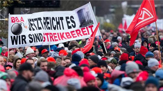 Begleitet von einem flächendeckenden Warnstreik waren beide Seiten in Wolfsburg zu ihrer vierten Tarifrunde zusammengekommen.