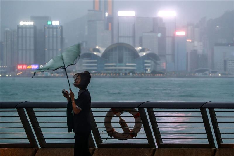 Taifun „Saola” wütet vor Hongkong und Südchina Begleitet von starken Regenfällen und Windböen hat der Taifun «Saola» die Küstengewässer Südchinas und Hongkongs erreicht.