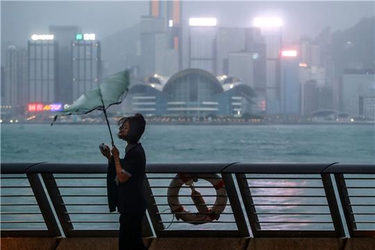 Begleitet von starken Regenfällen und Windböen hat der Taifun «Saola» die Küstengewässer Südchinas und Hongkongs erreicht.