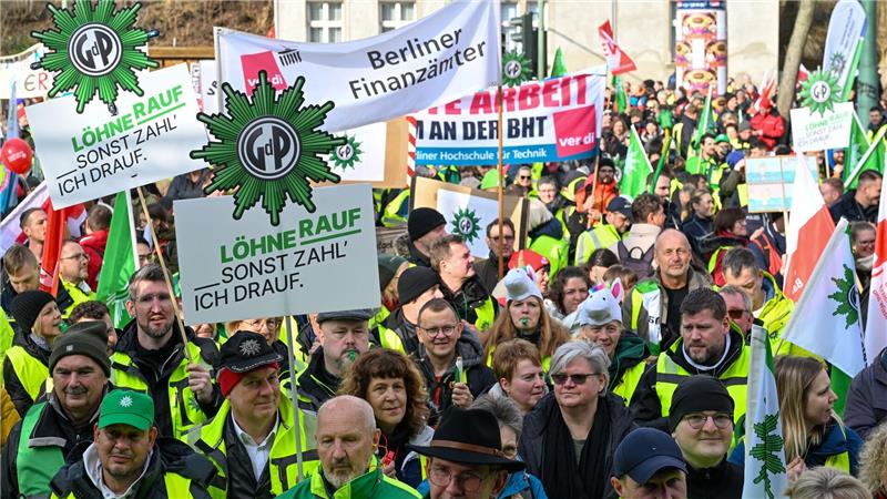 Begleitet wurde der Verhandlungsauftakt von erneuten Demonstrationen. 