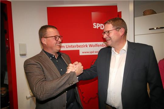 Beglückwünschen sich und ziehen beide als Abgeordnete in den Landtag ein: die SPD-Wahlsieger Jan Schröder (li.) und Marcus Bosse. Archivfoto: Gereke