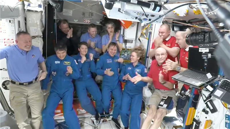 Begrüßung der Raumfahrer nach dem Andocken der SpaceX-Kapsel an die Internationale Raumstation.