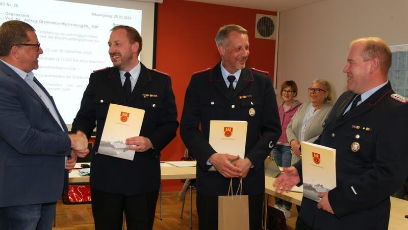 Bestian geht und Bestian kommt, heißt es im Upener Ortskommando Begrüßung und Abschied im Liebenurger Gemeinderat (v.l.) Bürgermeister Alf Hesse, Tobias Bestian (neuer Ortsbrandmeister Upen), Ulf Bestian (ausscheidender Ortsbrandmeister Upen) und Gunter Arnecke (stellvertretender Ortsbrandmeister Upen).