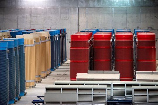 Behälter mit hochradioaktiven Abfällen und Transporthauben stehen im atomaren Zwischenlager.