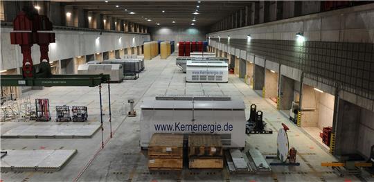 Behälter mit radioaktiven Abfällen (hinten) und Transporthauben stehen im Transportbehälterlager im Zwischenlager in Gorleben.