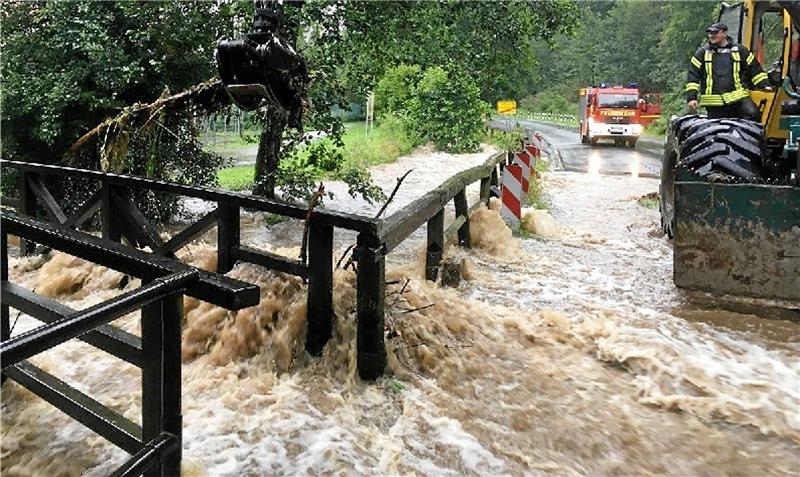 Wie hoch könnten die Pegel in Altenau steigen? Beherztes Eingreifen am Schneidwasser verhindert beim Hochwasser im Juli 2017 in Altenau das Schlimmste. Landwirt Heiner Schulte hilft der Feuerwehr mit schwerer Technik. Archivfoto: Feuerwehr