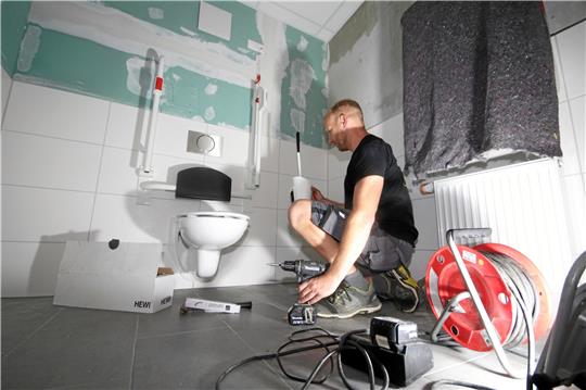 „Behindertenfreundlich“ werden die neuen sanitären Anlagen in der Dörntener Sporthalle sein. Derzeit verpassen Handwerker den neu gestalteten Räumen den letzten Schliff. Fotos: Gereke