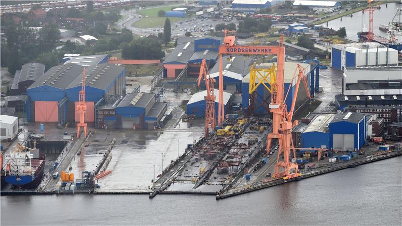 Emder Werft bereit für das Recycling schrottreifer Schiffe Behördenschiffe und Fähren dürfen künftig auf einer Werft im ostfriesischen Emden abgewrackt und recycelt werden. (Archivbild)