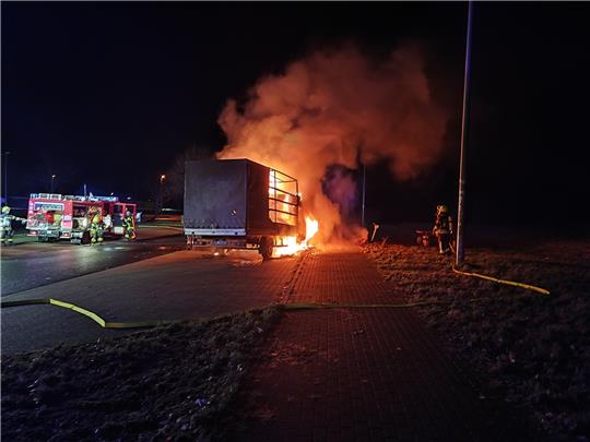 Bei Ankunft der Feuerwehr stand der Pritschenwagen bereits in Flammen. Foto: Feuerwehr