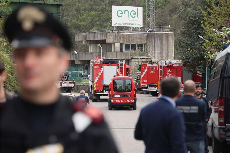 Vermutlich sieben Tote bei Explosion an Stausee in Italien Bei Arbeiten an einer Turbine in etwa 30 Metern Tiefe soll aus zunächst ungeklärter Ursache ein Feuer ausgebrochen sein.