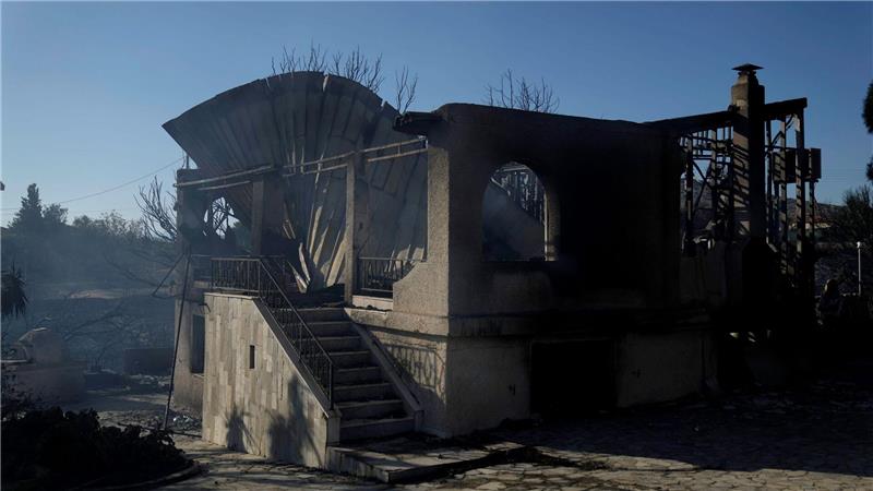 Bei Athen wurden 13 Häuser von einem Großbrand stark beschädigt, manche sogar völlig zerstört.