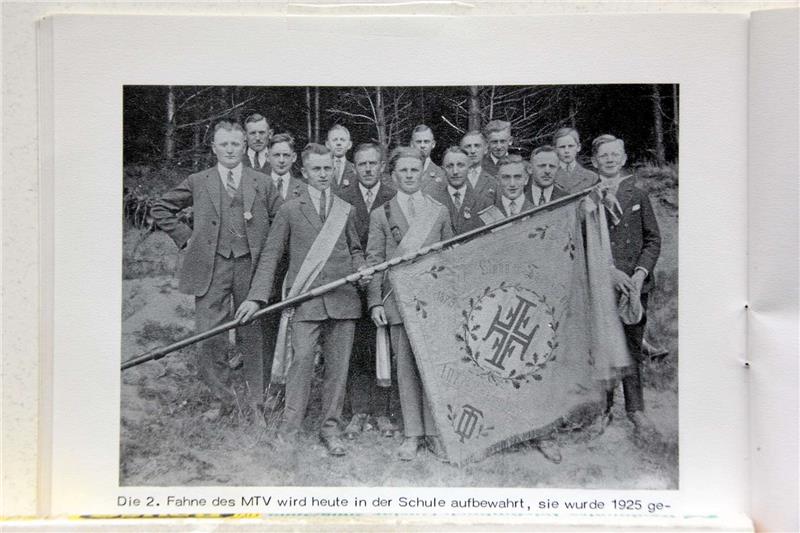 Bei Ausflügen der Lutteraner Sportler war früher immer die Vereinsfahne mit dabei. Dieses Exemplar wurde 1925 geweiht.