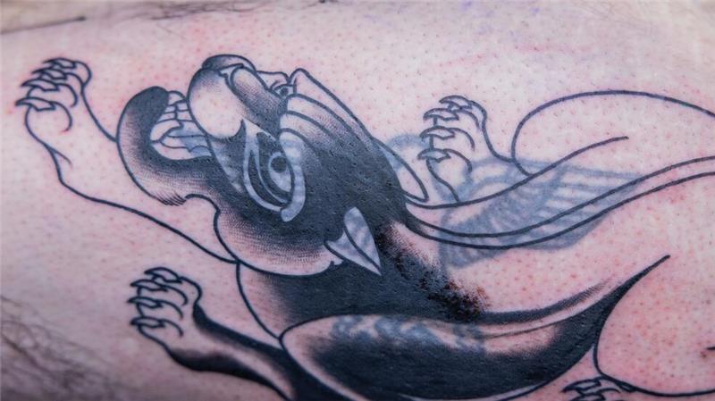 Dieses Tattoo-Studio verwandelt Reichsadler in Panther Bei Aussteiger Michael (Name geändert) entsteht über einem Reichsadler ein Panther.