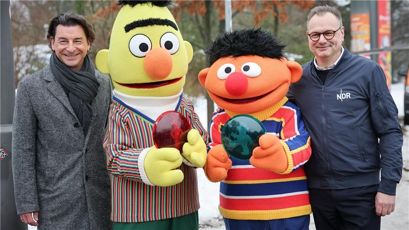 Wo Ernie und Bert jetzt in Hamburg den Verkehr regeln Bei Bert bleibst du stehen, bei Ernie kannst du geh’n.