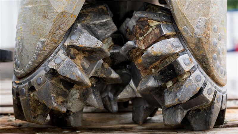 Geothermie: Schneller bohren mit Versicherung Bei Bohrungen für die Tiefen-Geothermie fressen sich die Bohrmeißel kilometerweit in den Erduntergrund, dementsprechend teuer sind die Projekte. Eine Fündigkeitsversicherung soll die finanziellen Risiken für Kommunen und Unternehmen erträglich machen. (Symbolbild)