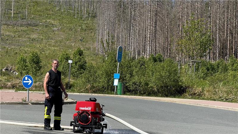 Bei Braunlage sammeln sich die Einsatzkräfte. Auch der aufsteigende Rauch des Fe...