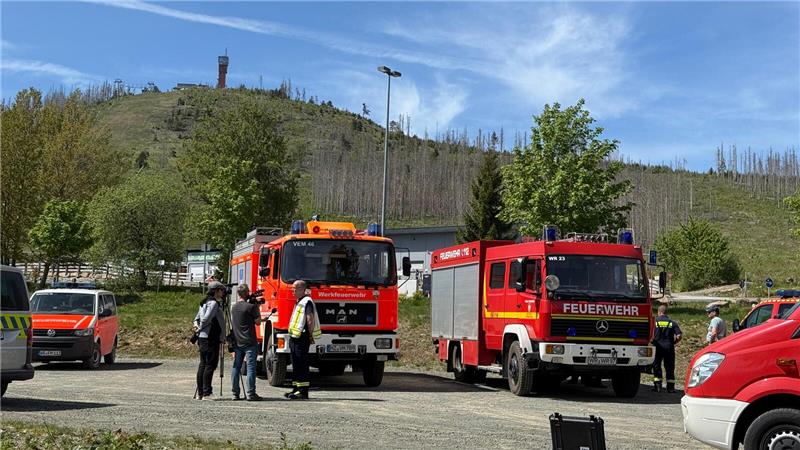 Bei Braunlage sammeln sich die Einsatzkräfte. Auch der aufsteigende Rauch des Fe...